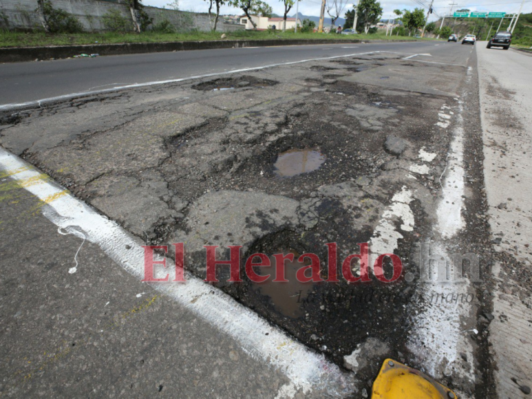 Con círculos blancos y mensajes, capitalinos exigen a la Alcaldía reparación de baches