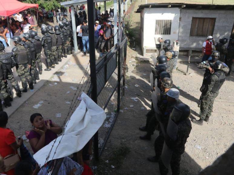 Hermetismo, angustia de familiares y fuerte resguardo militar: las imágenes que dejó la reyerta en cárcel de Comayagua