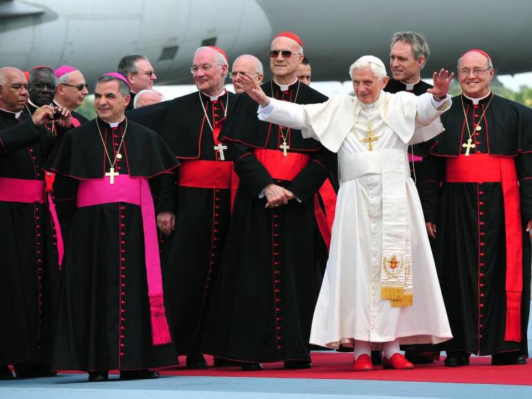 Amante de los gatos, escándalos y renuncia: la vida del papa emérito Benedicto XVI