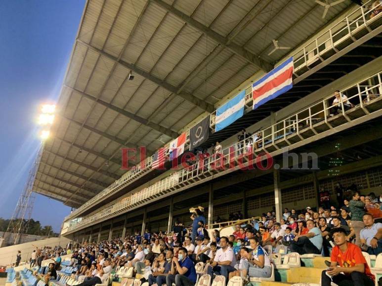 ¡Llenazo y apoyo total! El ambiente en el Morazán para el Honduras vs Panamá