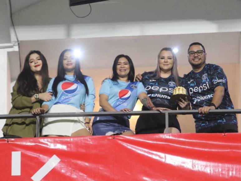 Hermosas aficionadas presentes en la semifinal Motagua vs Marathón