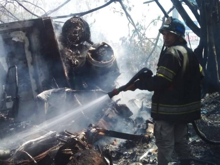 Destrozos e incendio: Las imágenes del múltiple accidente en peaje de Yojoa