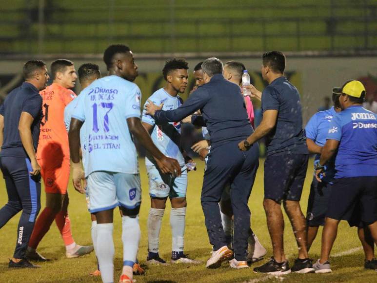 ¡Le sacaron amarilla! Así fue el debut de Diego Vázquez con Motagua