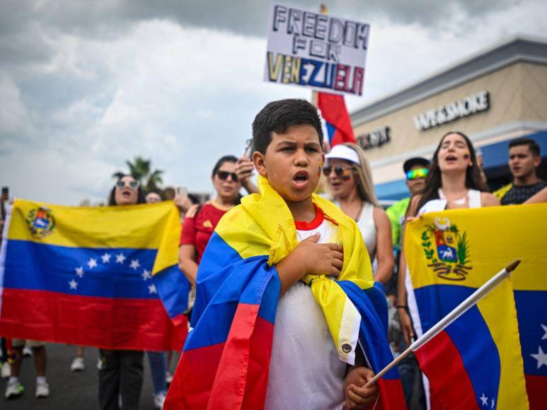 Entre pancartas y consignas, venezolanos votan en el exterior