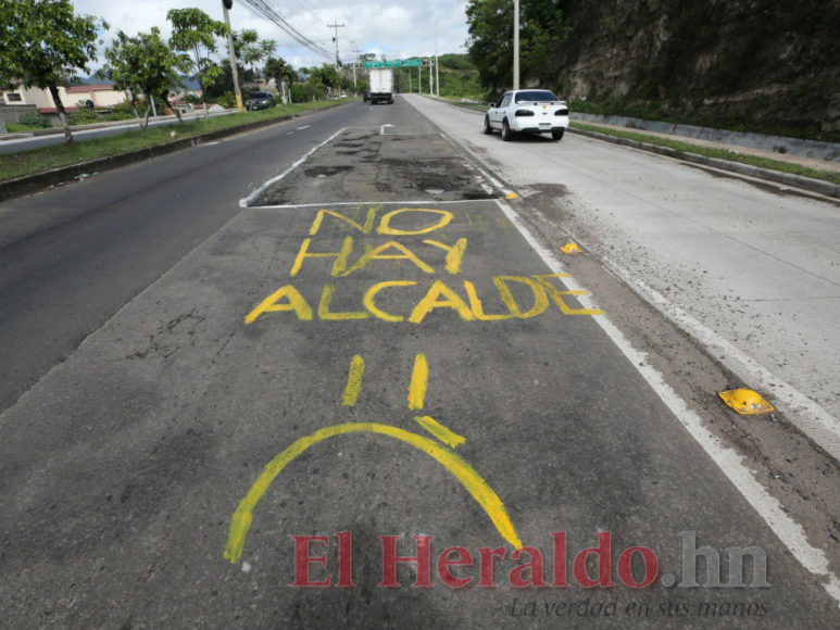 Con círculos blancos y mensajes, capitalinos exigen a la Alcaldía reparación de baches