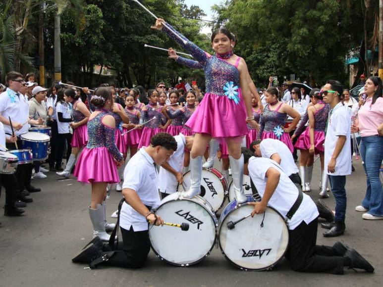 Pequeños músicos aportaron ritmo y sabor en desfiles escolares de la capital