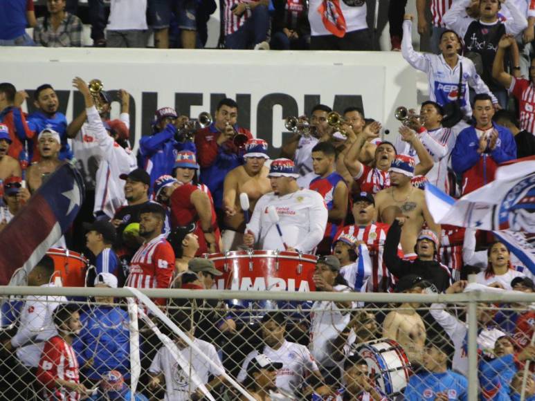 ¡Con juego de luces! Así celebró la Ultra Fiel el triunfo del Olimpia