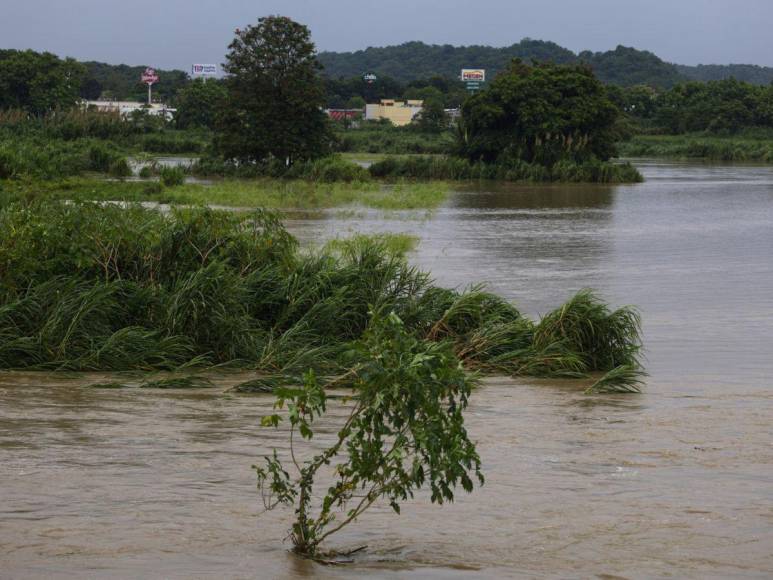 Huracán Ernesto azota Puerto Rico: Crisis eléctrica y refugios llenos