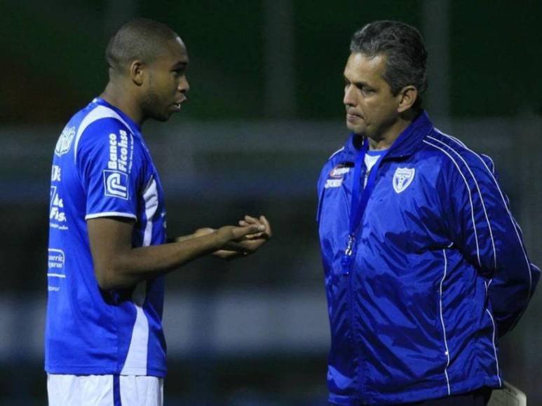 Mundialista en 2010 y estudioso del fútbol: Reinaldo Rueda, el elegido de última hora para clasificar a Honduras otra vez a un mundial