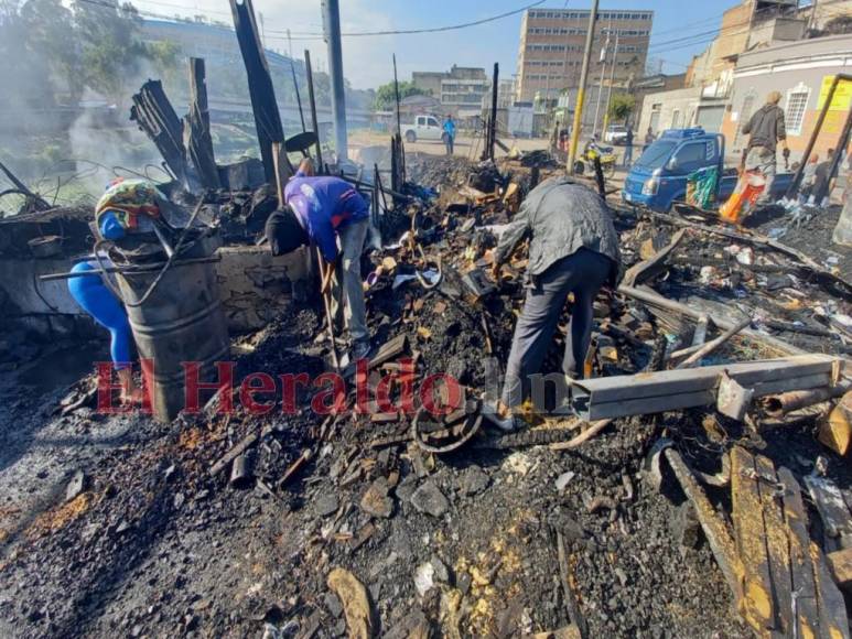 Mercado de la primera avenida quedó hecho cenizas tras incendio (Fotos)