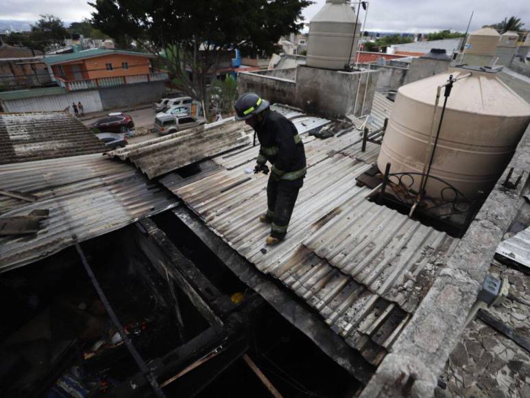 Imágenes tras el incendio que dejó cinco miembros de una familia muertos en Ciudad Lempira