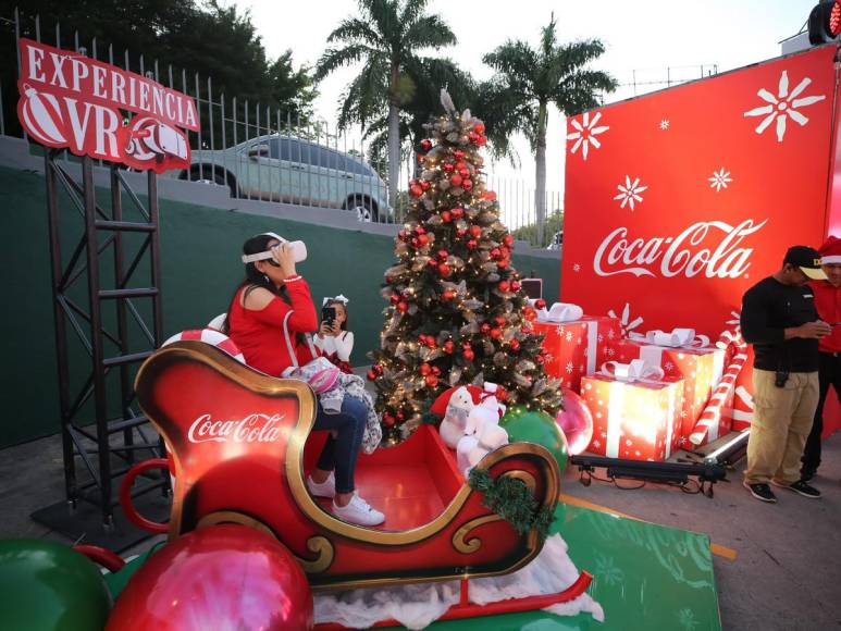 Mágica caravana navideña de la Coca Cola recorre la capital