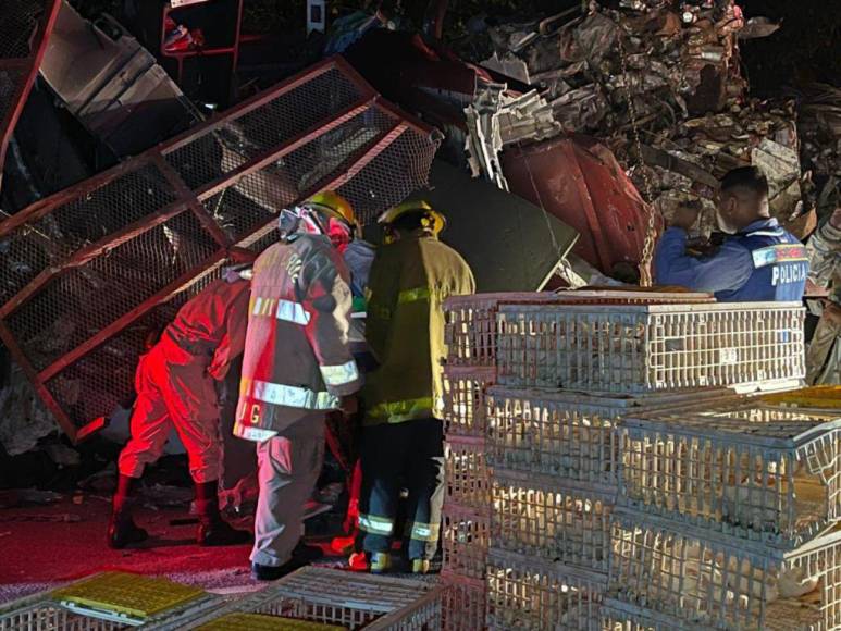 Las impactantes imágenes del choque de una rastra contra el peaje de Santa Cruz de Yojoa