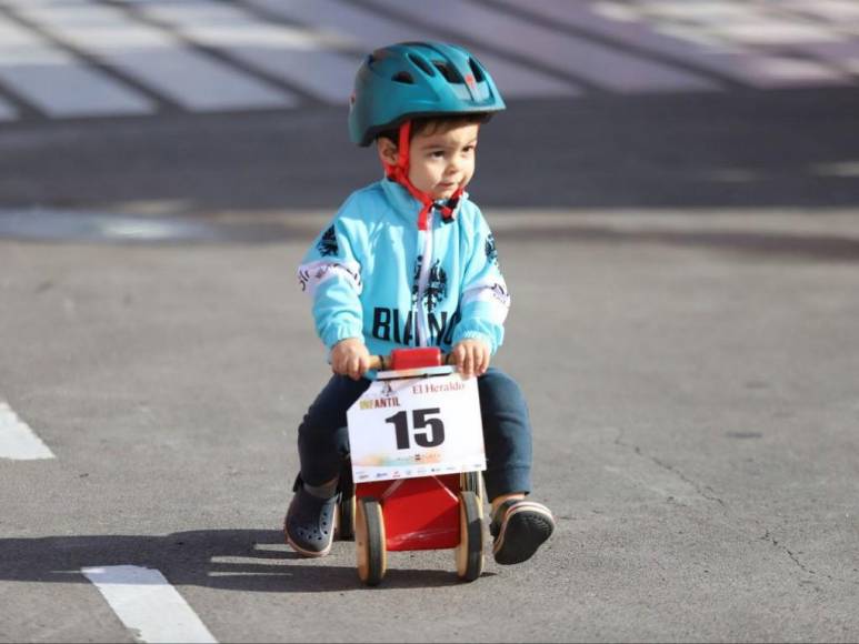 Entre trampolines y algodones de azúcar disfrutan grandes y chicos del ambiente en Vuelta Infantil 2022