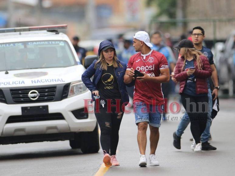 Hermosas mujeres adornan la final de ida entre Motagua y Real España