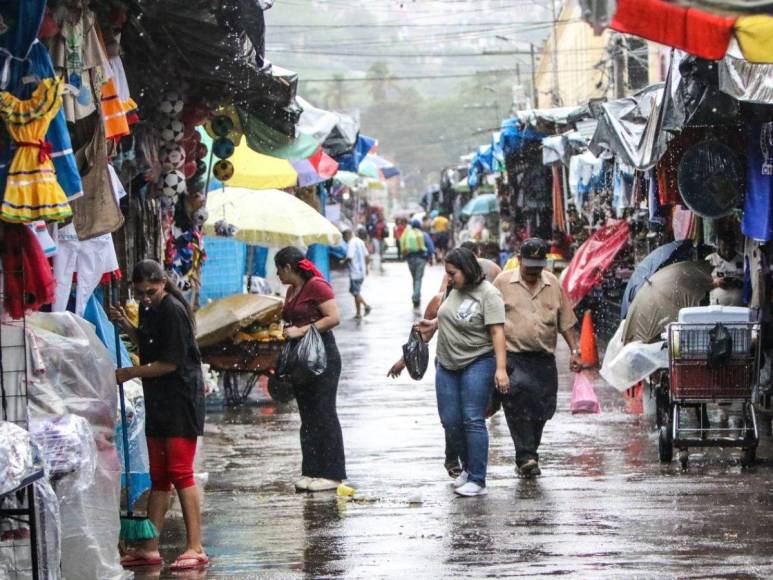 Fuertes lluvias oscurecen Tegucigalpa en pleno mediodía este martes