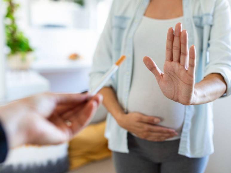 Fumar durante el embarazo aumenta riesgo de problemas neonatales