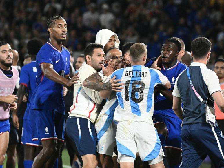 Así fue el zafarrancho entre Francia y Argentina tras el final del partido