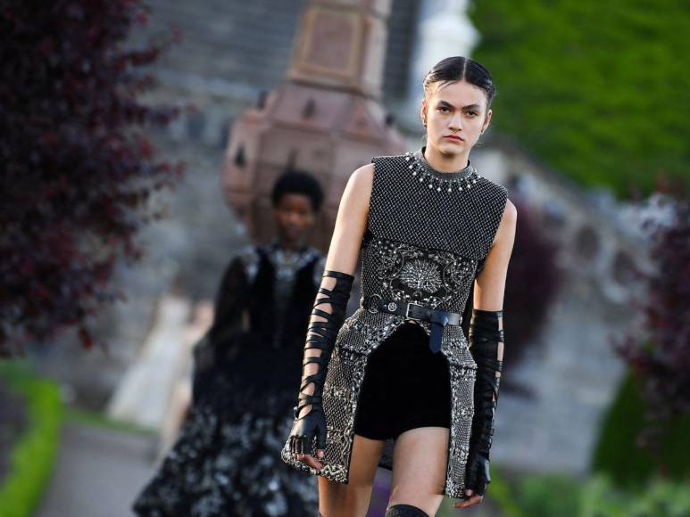 Desfile Dior Cruise 2025: Un derroche de elegancia en Escocia