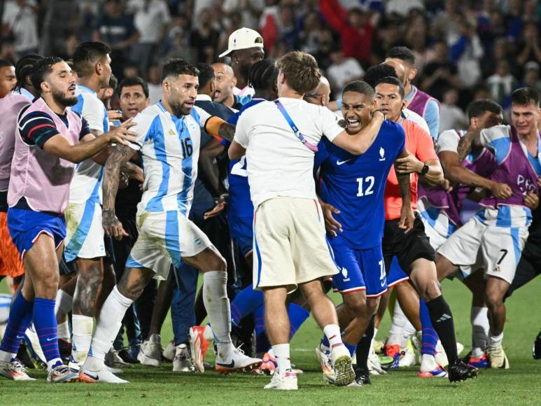 Así fue el zafarrancho entre Francia y Argentina tras el final del partido