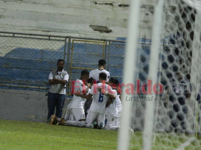 Incesante lluvia, fango y goleada: Así se vivió el triunfo de Honduras ante Jamaica