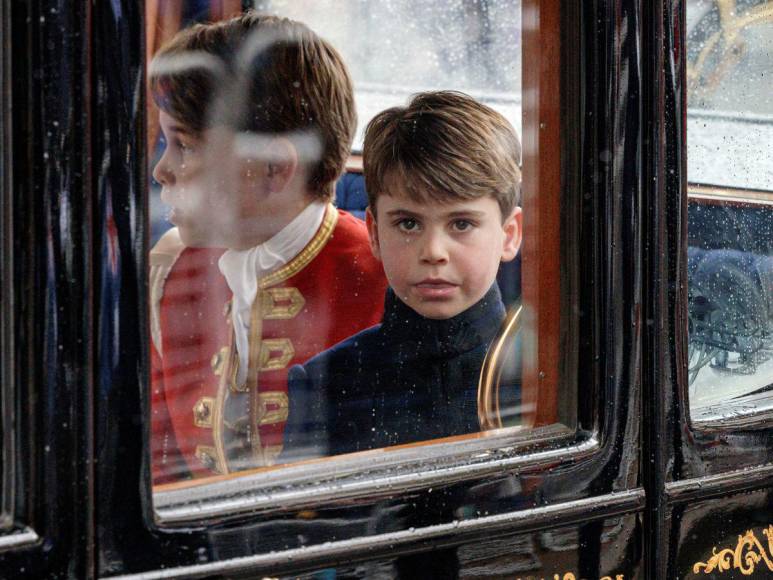 Bostezos, risas y gestos: príncipe Louis se convierte en el protagonista de la coronación de Carlos III