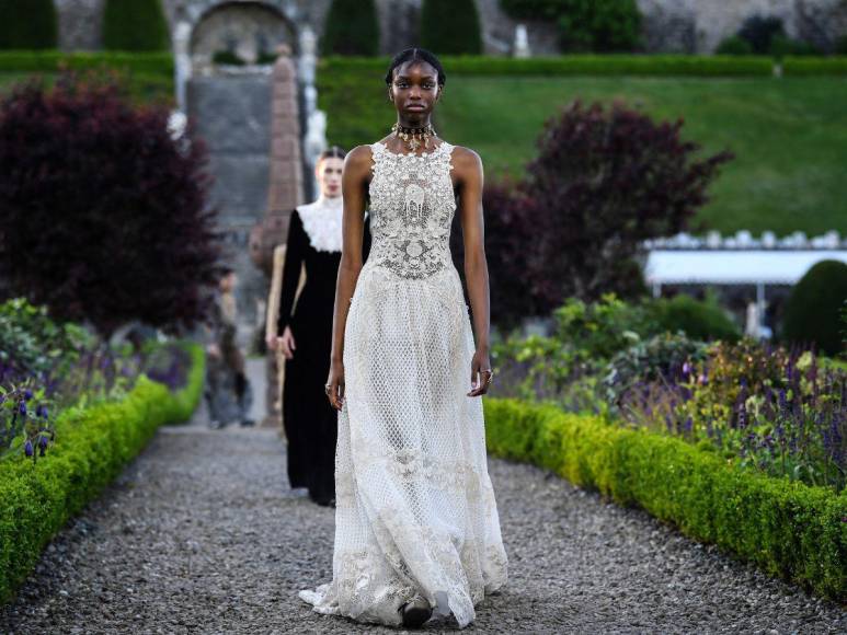 Desfile Dior Cruise 2025: Un derroche de elegancia en Escocia