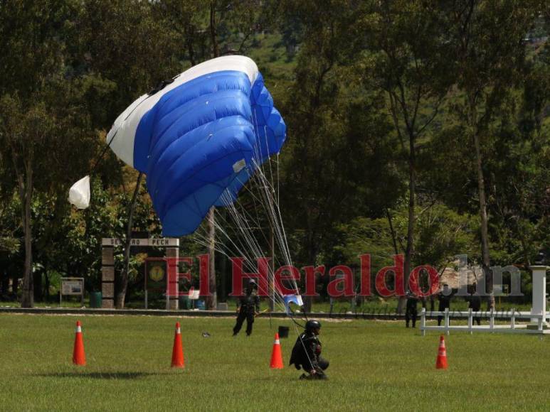 FOTOS: Paracaidistas se alistan para el salto por la Patria el 15 de septiembre