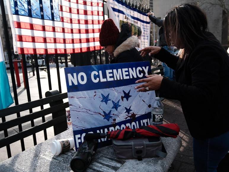 Juicio de JOH: Con banderas y pancartas, hondureños acuden a Corte de Nueva York