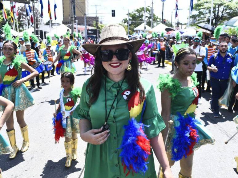 Maestras hondureñas que se robaron las miradas en los desfiles de independencia patria