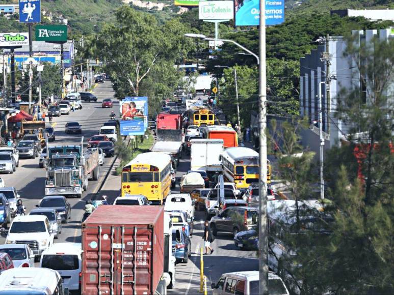 Tráfico infernal en la salida al sur de la capital por bacheos