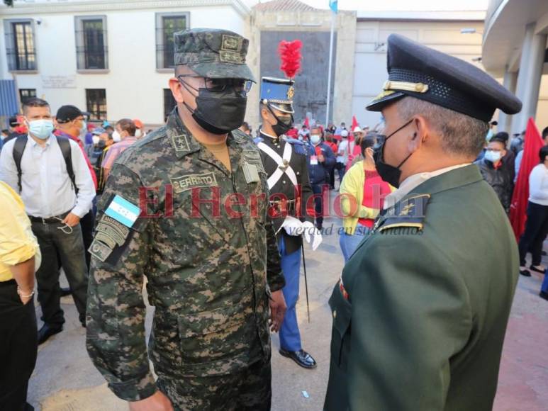 Con piñatas y sin vallas, el ambiente en los bajos del Congreso Nacional previo instalación de primera legislatura (FOTOS)