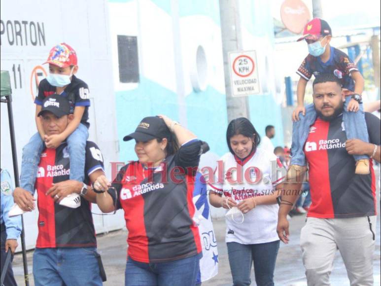 Ambientazo y pasión merengue: Así se vive el Olimpia vs Real España en las gradas del Nacional