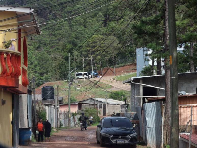 Las imágenes de la tardía intervención en la colonia Mirador de Oriente tras crimen de jóvenes