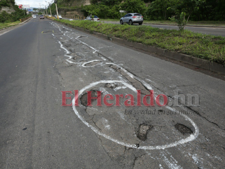 Con círculos blancos y mensajes, capitalinos exigen a la Alcaldía reparación de baches