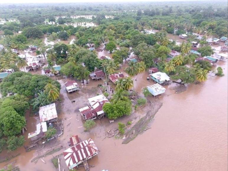 Comunidades incomunicadas, evacuaciones e intensas lluvias: Las imágenes de las inundaciones en La Mosquitia