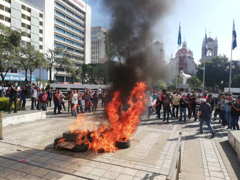 Negocios cerrados, personas atrapadas y disturbios: imágenes de las protestas en San Pedro Sula