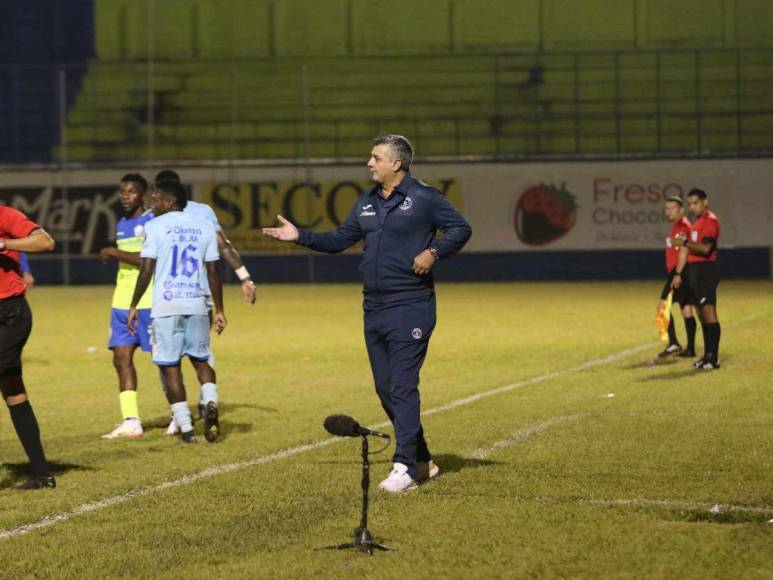 ¡Le sacaron amarilla! Así fue el debut de Diego Vázquez con Motagua