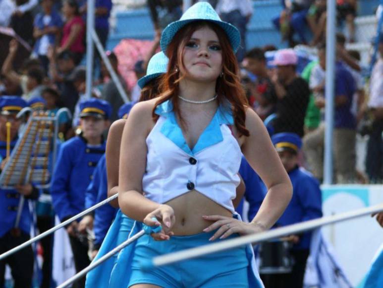 Palillonas del Instituto Mixto Honduras sorprenden con su novedoso traje