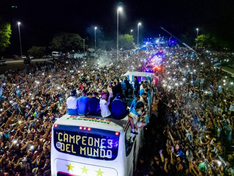 Entre cantos, llanto y fiesta fue recibida la selección de Argentina en Buenos Aires