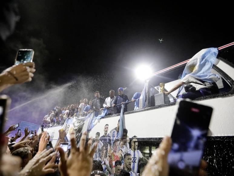 Entre cantos, llanto y fiesta fue recibida la selección de Argentina en Buenos Aires