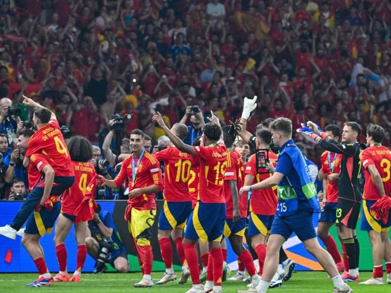 Eufórico festejo de España tras conquistar la cuarta Eurocopa de su historia