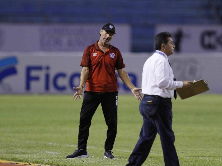 Lluvia de amarillas, polémica y crisis aurinegra: las imágenes del triunfo de Olimpia sobre Real España