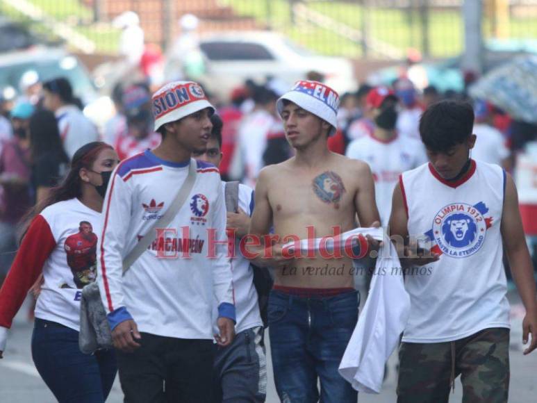 Ambientazo y pasión merengue: Así se vive el Olimpia vs Real España en las gradas del Nacional