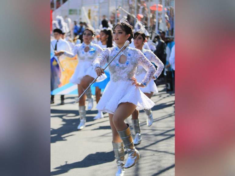 Bellas palillonas resaltan desde tempranas horas en desfiles de la capital