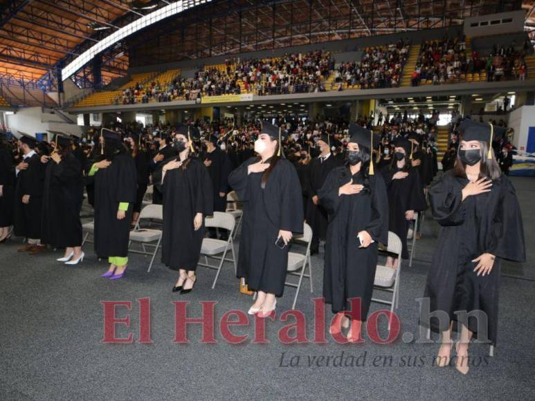 Más de 2,000 nuevos profesionales se gradúan de la UNAH