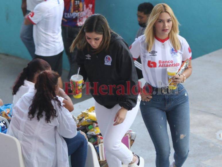 Ambientazo y pasión merengue: Así se vive el Olimpia vs Real España en las gradas del Nacional