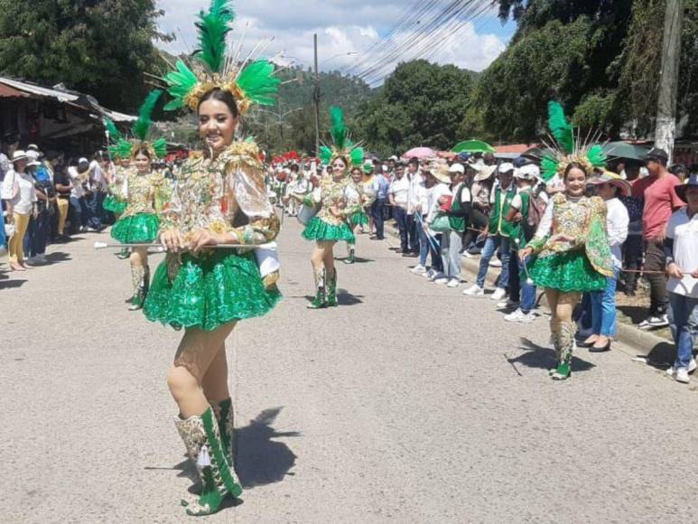 Los trajes más hermosos de las palillonas que desfilaron este 2023 en Honduras