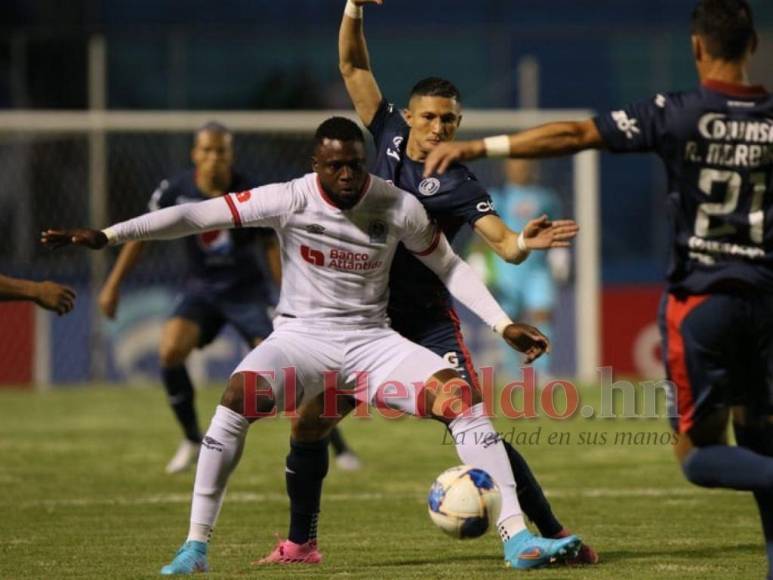 Zafarrancho, polémica y un emotivo saludo: Las imágenes que dejó el Motagua-Olimpia