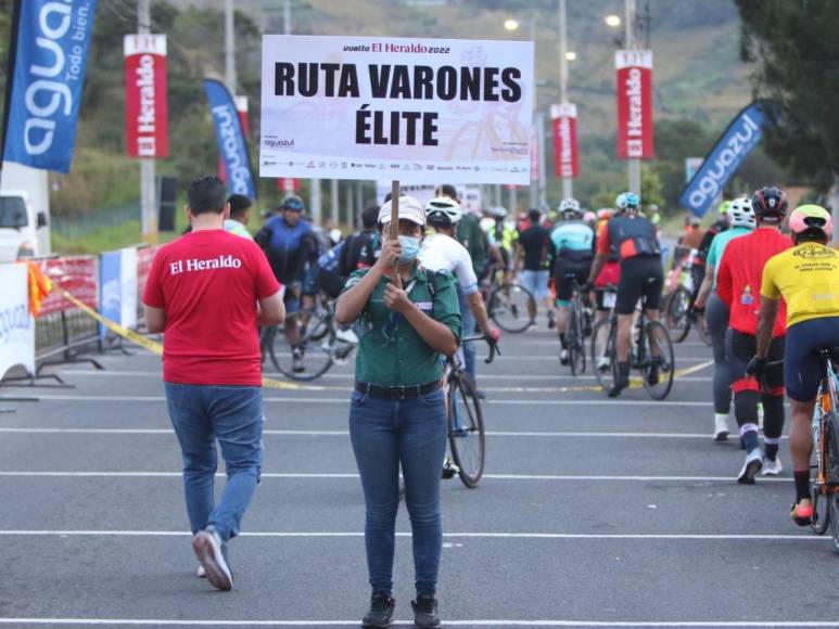 Juventud y tercera edad viven la adrenalina en la Vuelta Ciclística 2022 de EL HERALDO